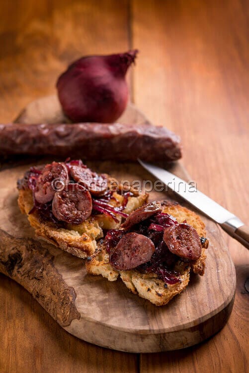 Crostoni con fegatelli e cipolle