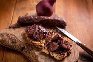 Crostoni con fegatelli e cipolle, la ricetta dal gusto unico Crostoni con fegatelli e cipolle, la ricetta dal gusto unico