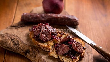 Crostoni con fegatelli e cipolle