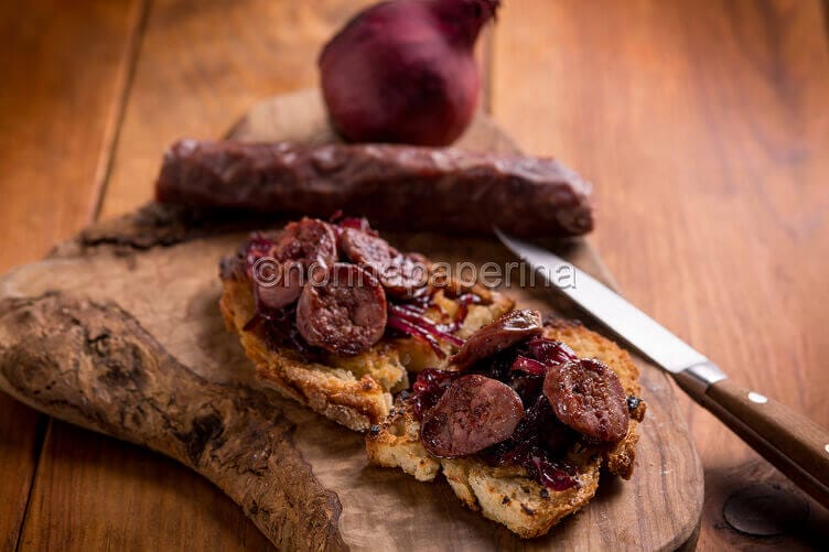 Crostoni con fegatelli e cipolle