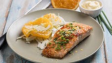 Filetto di salmone con burro allo zafferano: un piatto unico Filetto di salmone con burro allo zafferano: un piatto unico