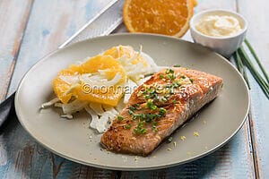 Filetto di salmone con burro allo zafferano: un piatto unico Filetto di salmone con burro allo zafferano: un piatto unico