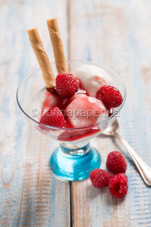 Gelato alla panna cotta e salsa ai lamponi Gelato alla panna cotta e salsa ai lamponi