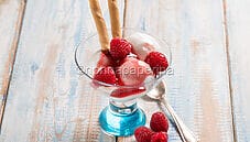 Gelato alla panna cotta e salsa ai lamponi, un gelato unico Gelato alla panna cotta e salsa ai lamponi, un gelato unico