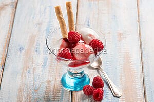Gelato alla panna cotta e salsa ai lamponi, un gelato unico Gelato alla panna cotta e salsa ai lamponi, un gelato unico