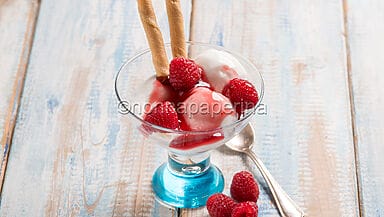 Gelato alla panna cotta e salsa ai lamponi