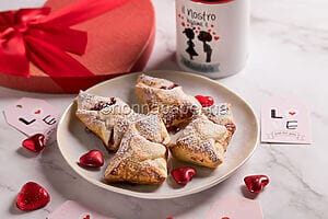 Letterine di sfoglia di San Valentino, un dolce pensiero Letterine di sfoglia di San Valentino, un dolce pensiero