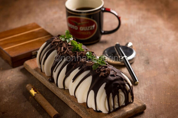 Panna cotta alla menta con glassa al cioccolato