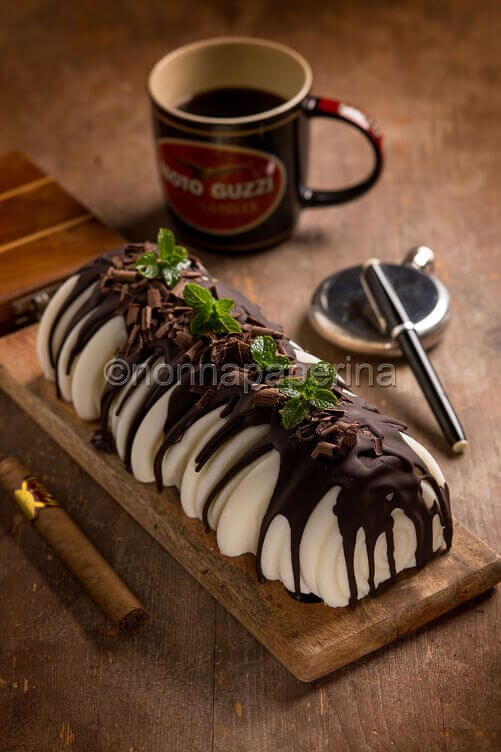 Panna cotta alla menta con glassa al cioccolato Panna cotta alla menta con glassa al cioccolato