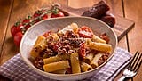 Pasta ai figatelli, un primo rustico dal sapore intenso Pasta ai figatelli, un primo rustico dal sapore intenso