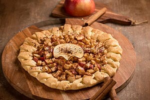 Pasta brisèe alle mele e cannella, un dolce dal sapore unico Pasta brisèe alle mele e cannella, un dolce dal sapore unico