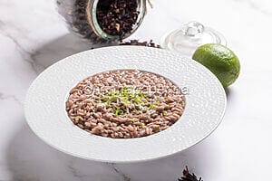 Risotto con ibisco e lime, un primo raffinato ai fiori eduli Risotto con ibisco e lime, un primo raffinato ai fiori eduli