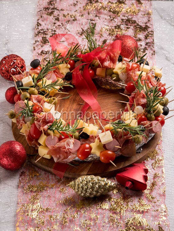 Salumi e formaggi a forma di corona