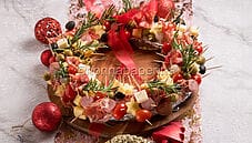 Salumi e formaggi a forma di corona, un antipasto natalizio Salumi e formaggi a forma di corona, un antipasto natalizio