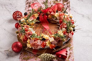 Salumi e formaggi a forma di corona, un antipasto natalizio Salumi e formaggi a forma di corona, un antipasto natalizio