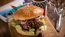 Smash burger, il panino della Festa dell’Indipendenza Smash burger, il panino della Festa dell’Indipendenza