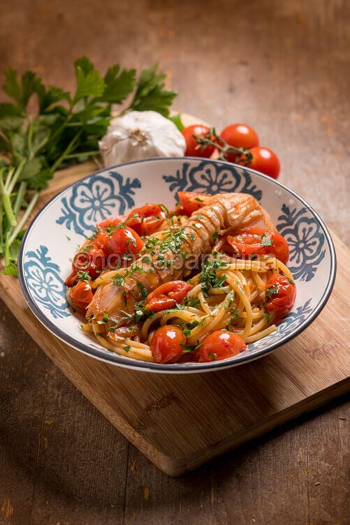 Spaghetti con polpa di canocchie e pomodorini Spaghetti con polpa di canocchie e pomodorini