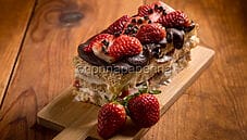 Torta gelato alle fragole: una variante con pan di Spagna