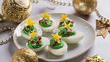 Uova ripiene ad albero, un magico antipasto per il Natale Uova ripiene ad albero, un magico antipasto per il Natale