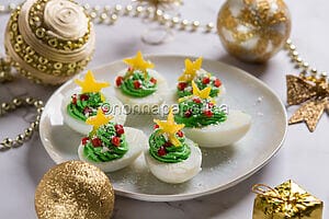 Uova ripiene ad albero, un magico antipasto per il Natale