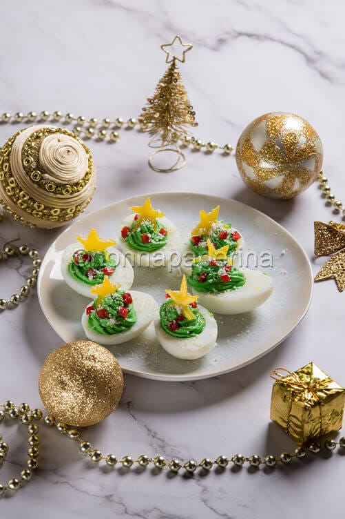 Uova ripiene ad albero di natale Uova ripiene ad albero di natale