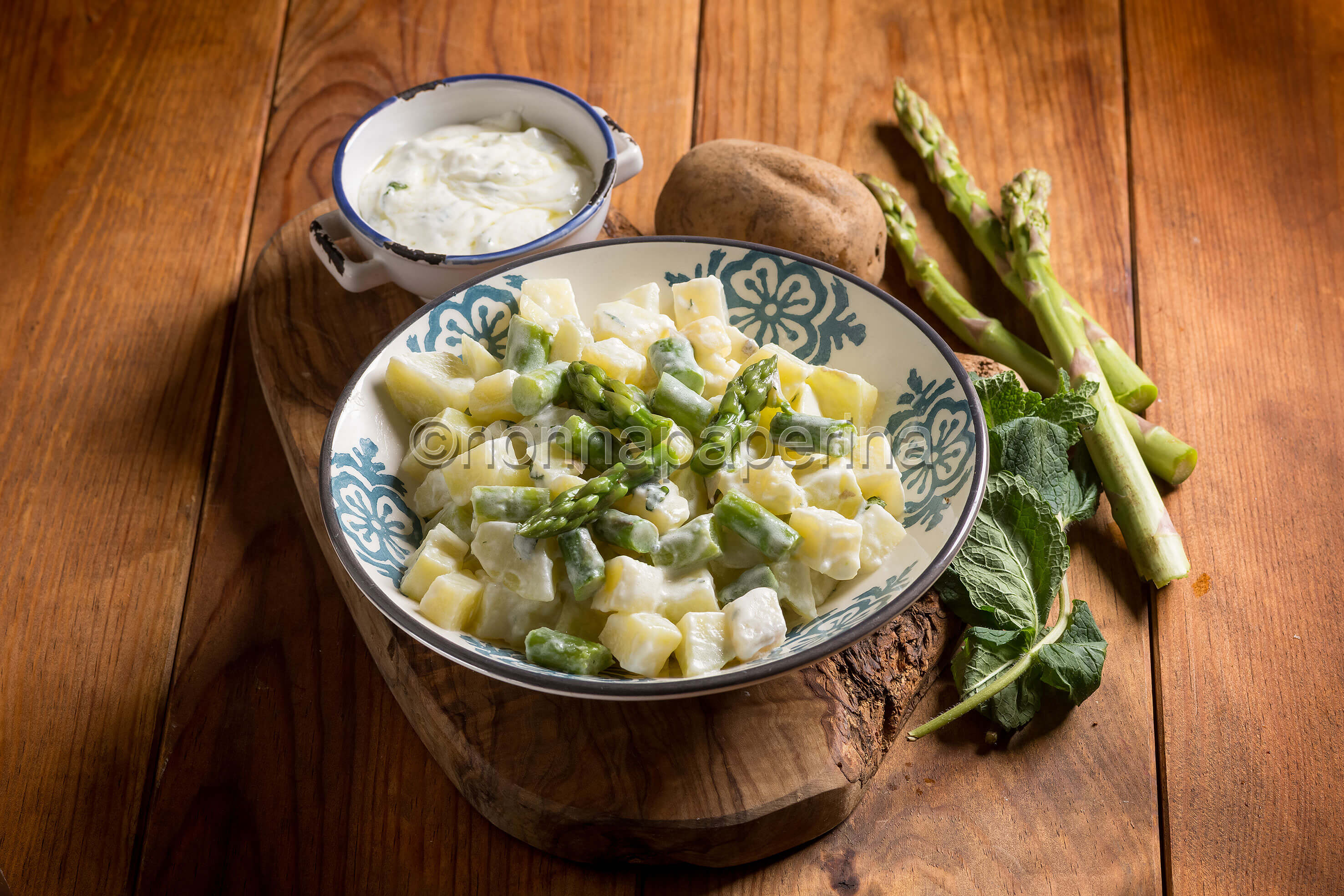 Asparagi e patate con yogurt e menta: un contorno salutare