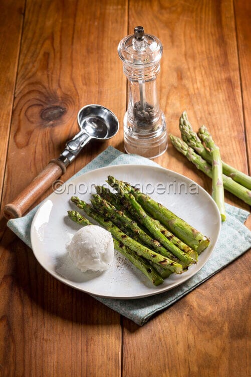 Asparagi grigliati con gelato Asparagi grigliati con gelato