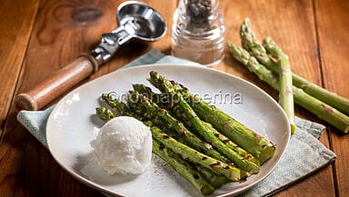 Asparagi grigliati con gelato
