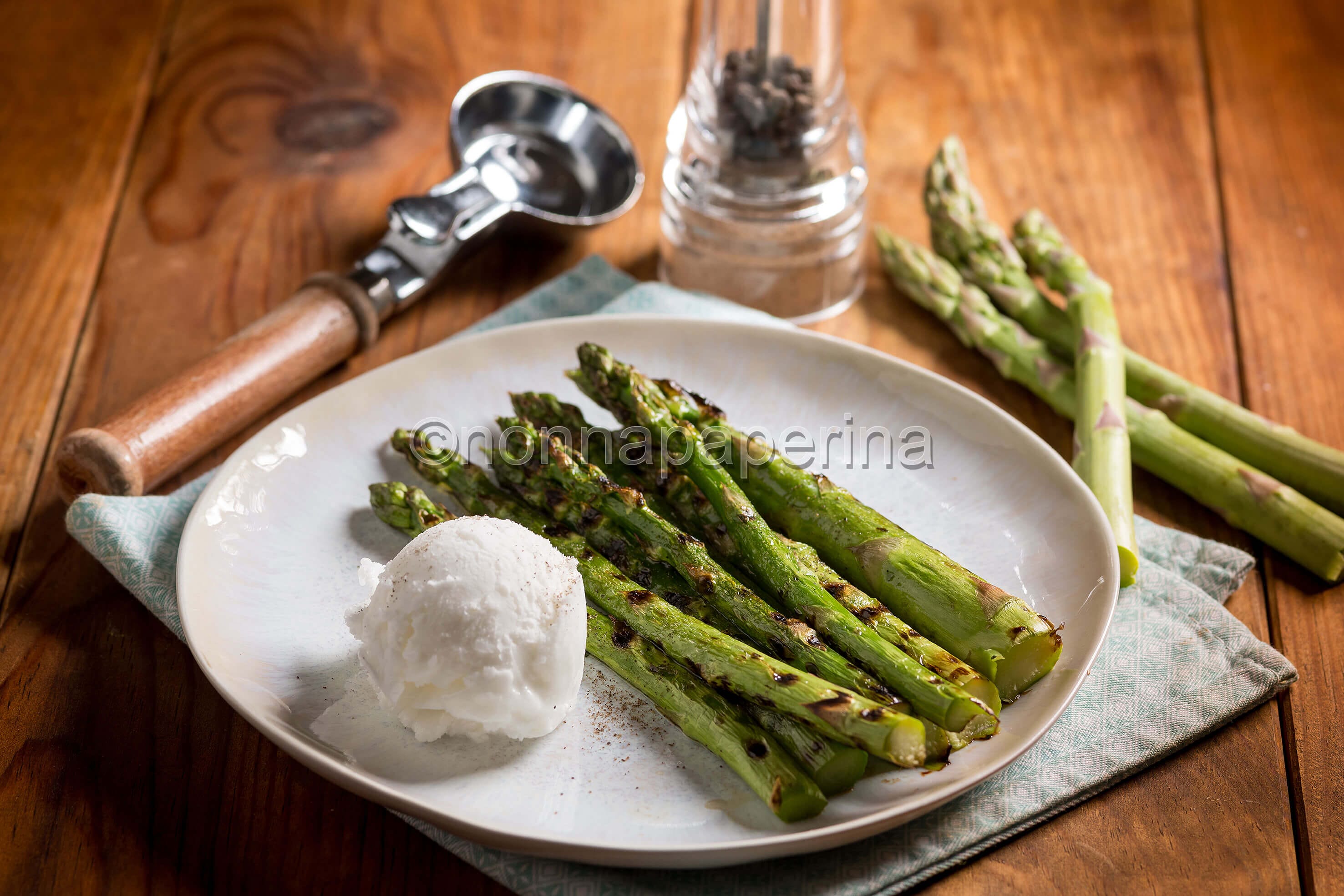 Asparagi grigliati con gelato, un contorno gourmet da favola