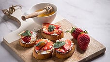 Crostini con ricotta, fragole e miele per una dolce pausa Crostini con ricotta, fragole e miele per una dolce pausa