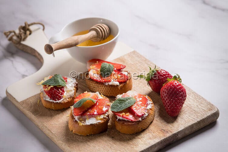 Crostini con ricotta, fragole e miele