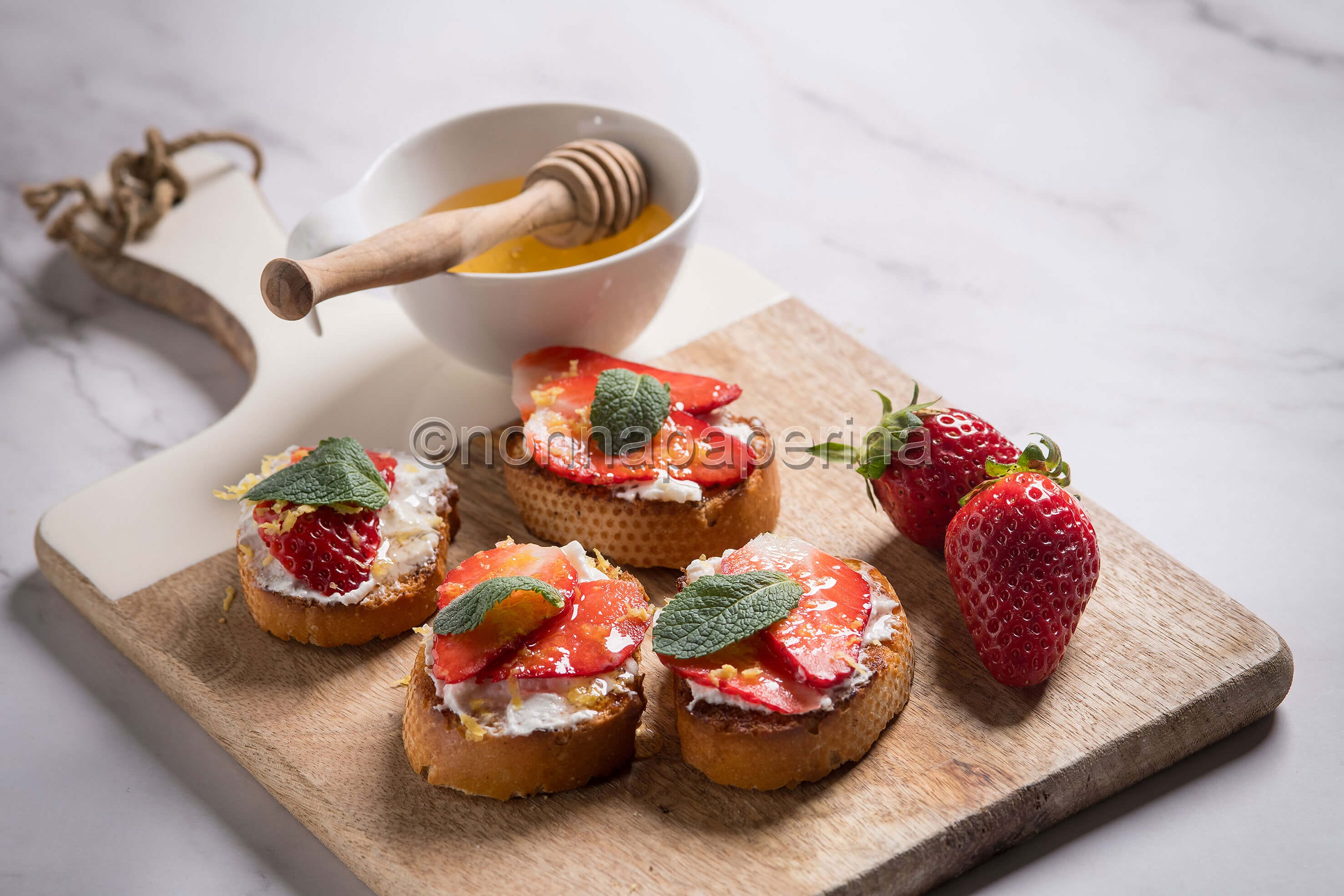 Crostini con ricotta, fragole e miele per una dolce pausa