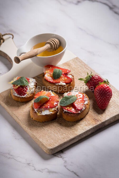 Crostini con ricotta, fragole e miele