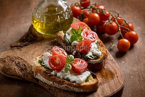 Crostone con burrata e pomodorini: una bruschetta sfiziosa Crostone con burrata e pomodorini: una bruschetta sfiziosa