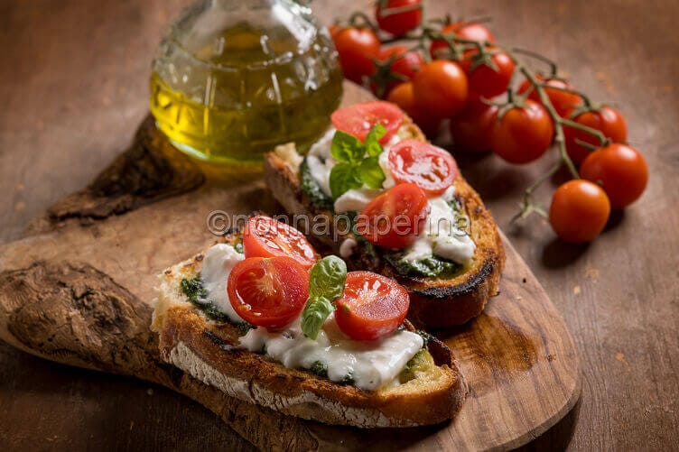 Crostone con burrata e pomodorini