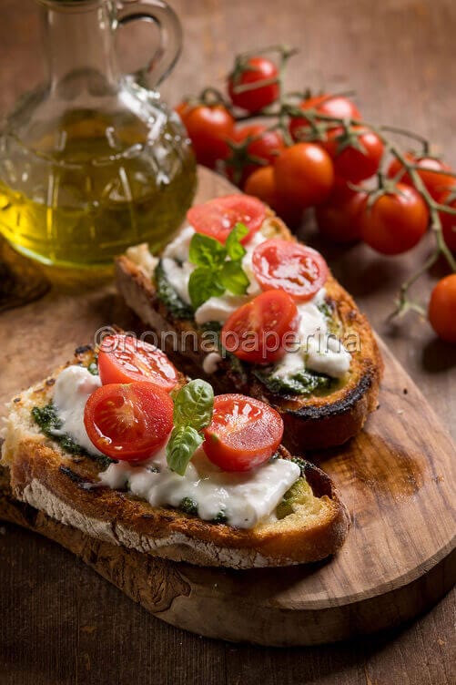 Crostone con burrata e pomodorini Crostone con burrata e pomodorini