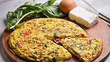 Frittata al basilico e peperoni, una delizia mediterranea Frittata al basilico e peperoni, una delizia mediterranea