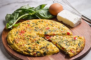 Frittata al basilico e peperoni, una delizia mediterranea Frittata al basilico e peperoni, una delizia mediterranea