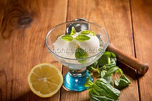 Gelato al basilico e limone: freschezza e gusto assicurati Gelato al basilico e limone: freschezza e gusto assicurati