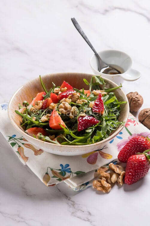 Insalata di fragole, rucola e noci