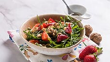 Insalata di fragole, rucola e noci