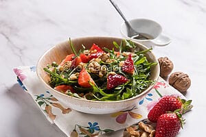 Insalata di fragole, rucola e noci: un contorno dolce-salato