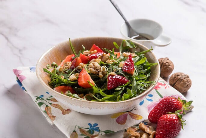 Insalata di fragole, rucola e noci