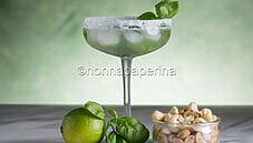 Margarita al basilico, un cocktail aromatico Margarita al basilico, un cocktail aromatico