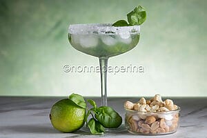 Margarita al basilico, un cocktail aromatico Margarita al basilico, un cocktail aromatico