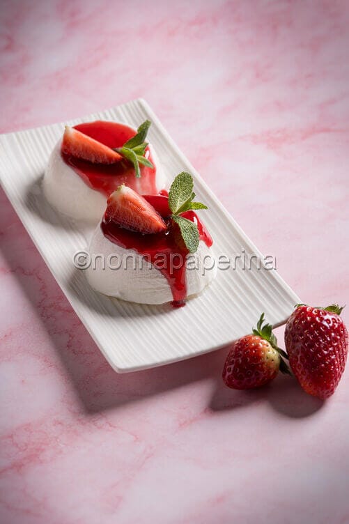 Panna cotta al cocco con coulis di fragole Panna cotta al cocco con coulis di fragole