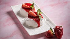 Panna cotta al cocco con coulis di fragole