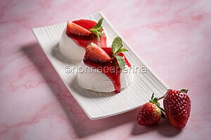 Panna cotta al cocco con coulis di fragole, un dessert unico Panna cotta al cocco con coulis di fragole, un dessert unico
