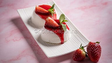 Panna cotta al cocco con coulis di fragole