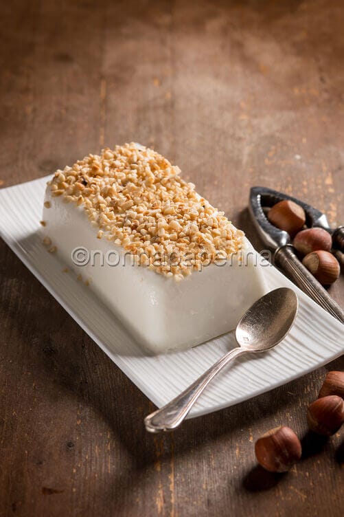 Panna cotta con granella di nocciole